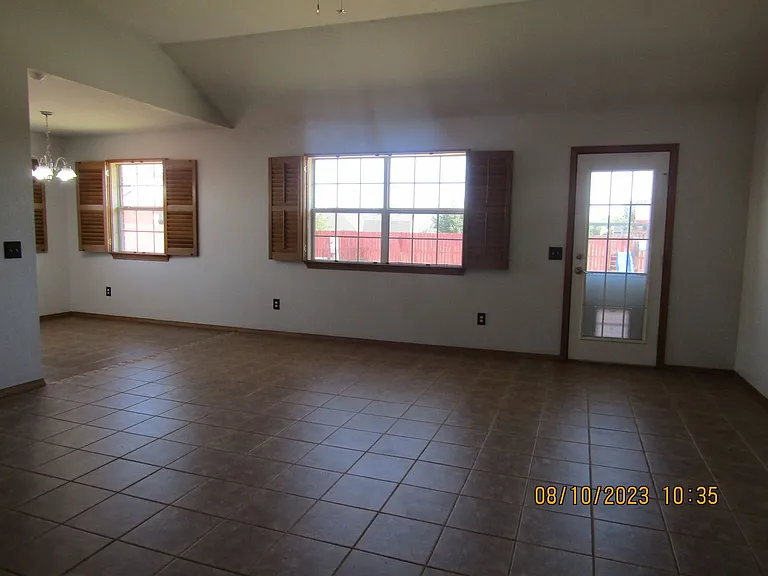 305 E Seminole St — Photo 6