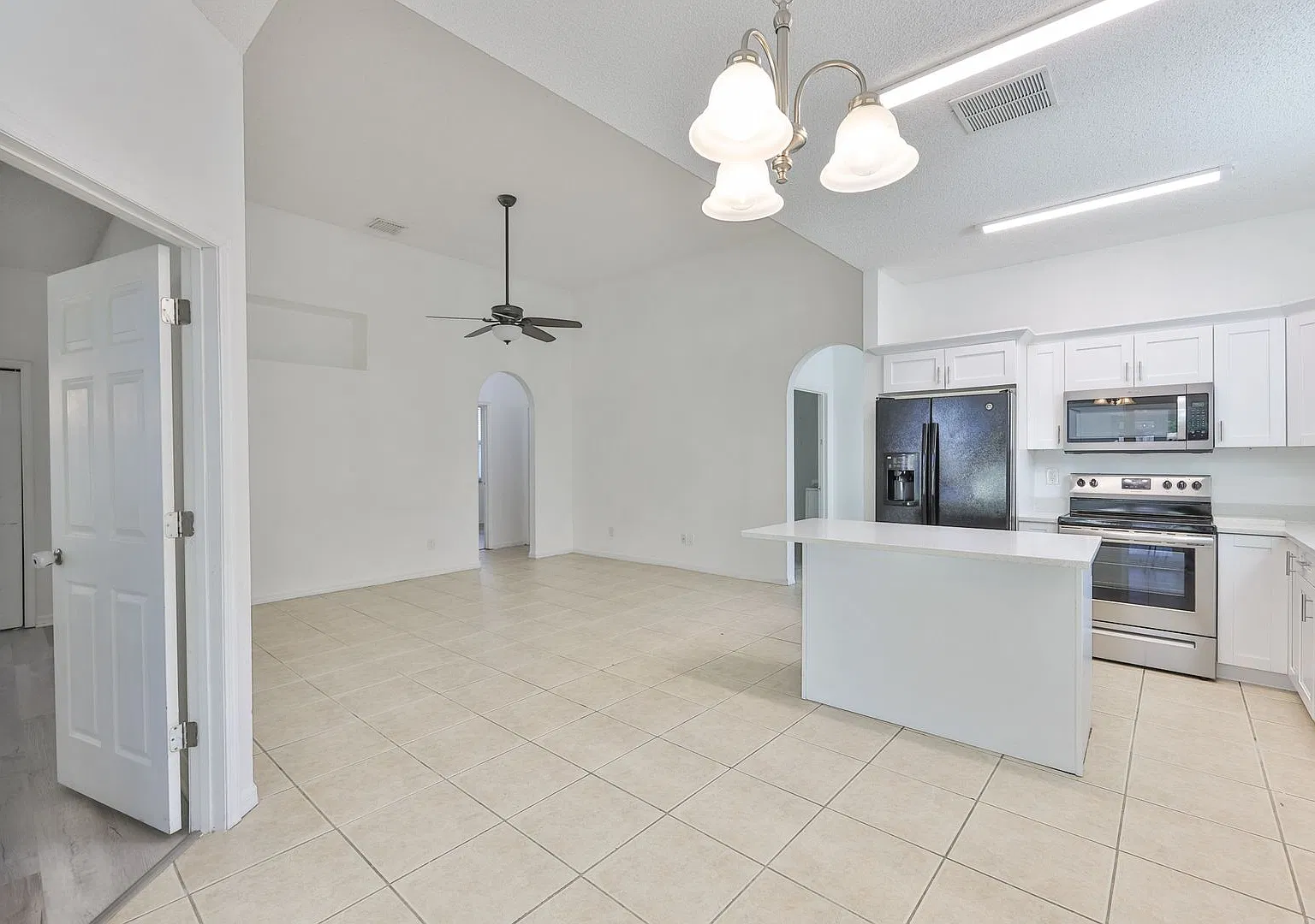 4-Bedroom Brentwood Hills Home with Fenced Backyard — Photo 4