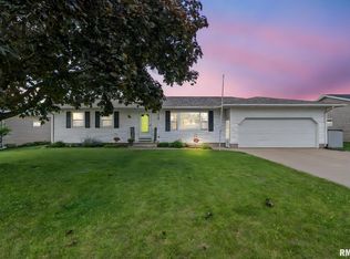 334 W Cedar Lane Dr, Walcott, IA