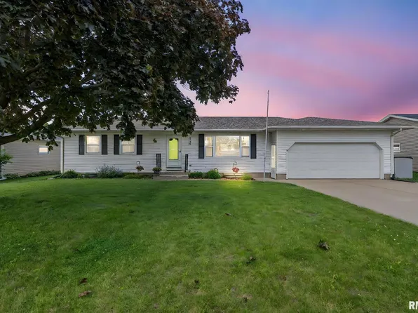 334 W Cedar Lane Dr, Walcott, IA 52773