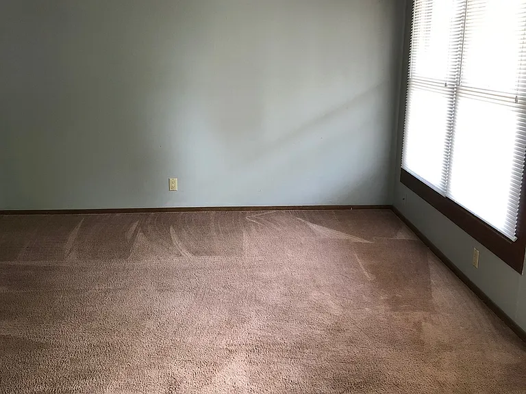 1553 E Ave NE — Photo 3