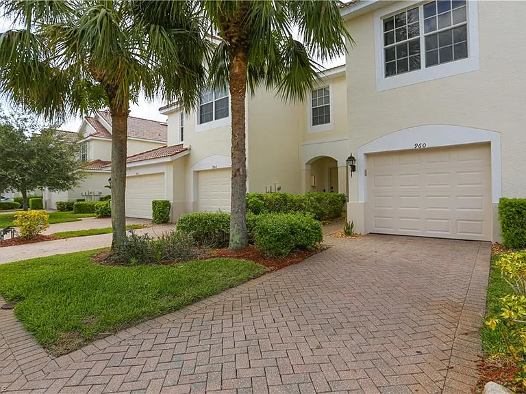 960 Hampton Cir #80 — Photo 2