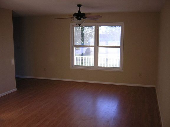 Living room w/pergo floors
