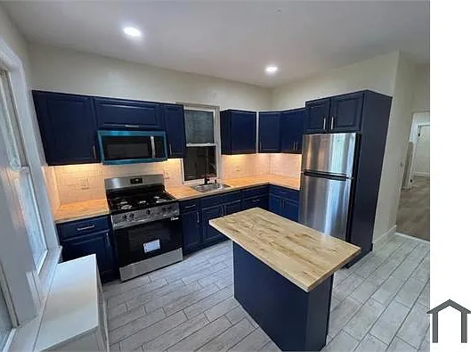 3 bed, $2,700 — Photo 1