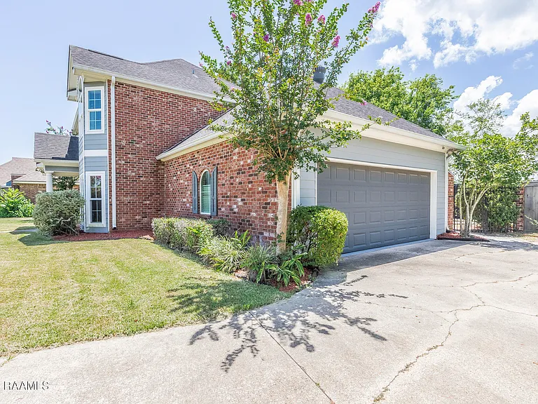 300 Oak Hollow Dr — Photo 7