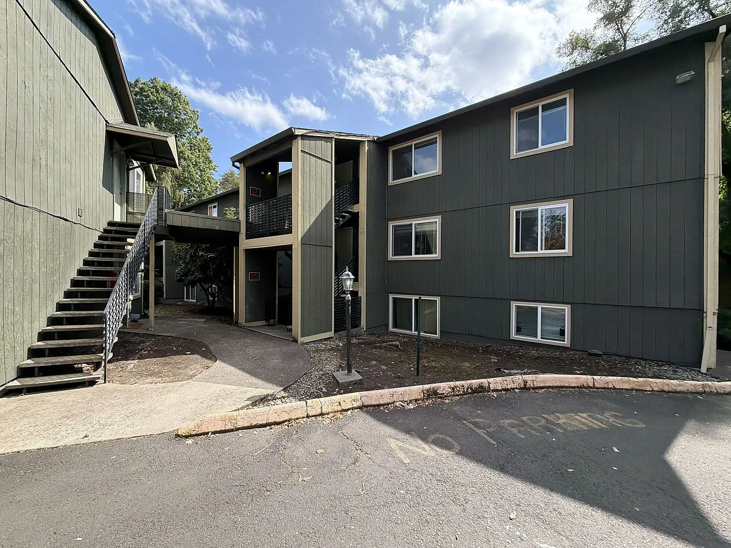 Spacious 2 Bedroom Apartment in Multnomah Village! — Photo 2