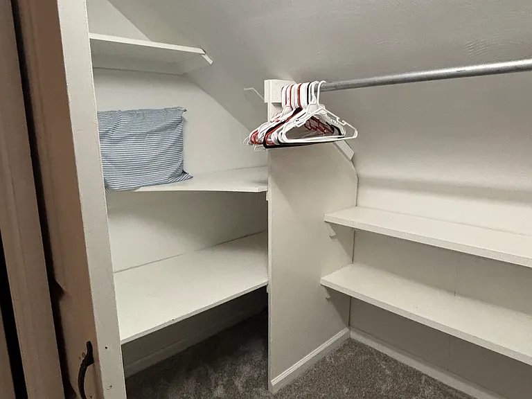 221 Blackstone Dr — Photo 14