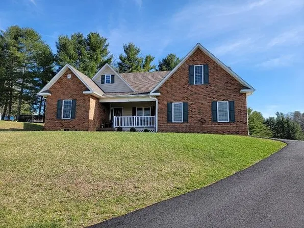 102 Carriage Dr, Galax, VA 24333