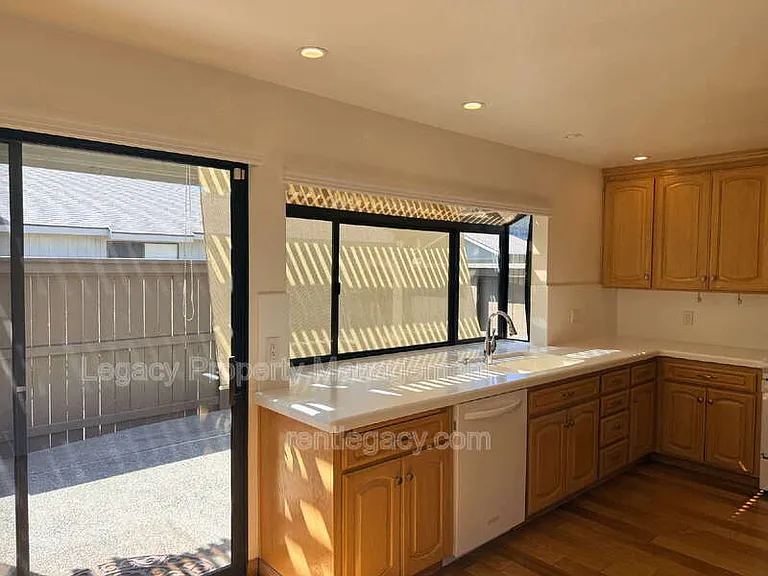 255 Munroe St — Photo 16