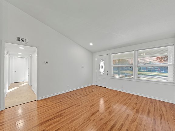 3rd image of 820 Loganwood Ave