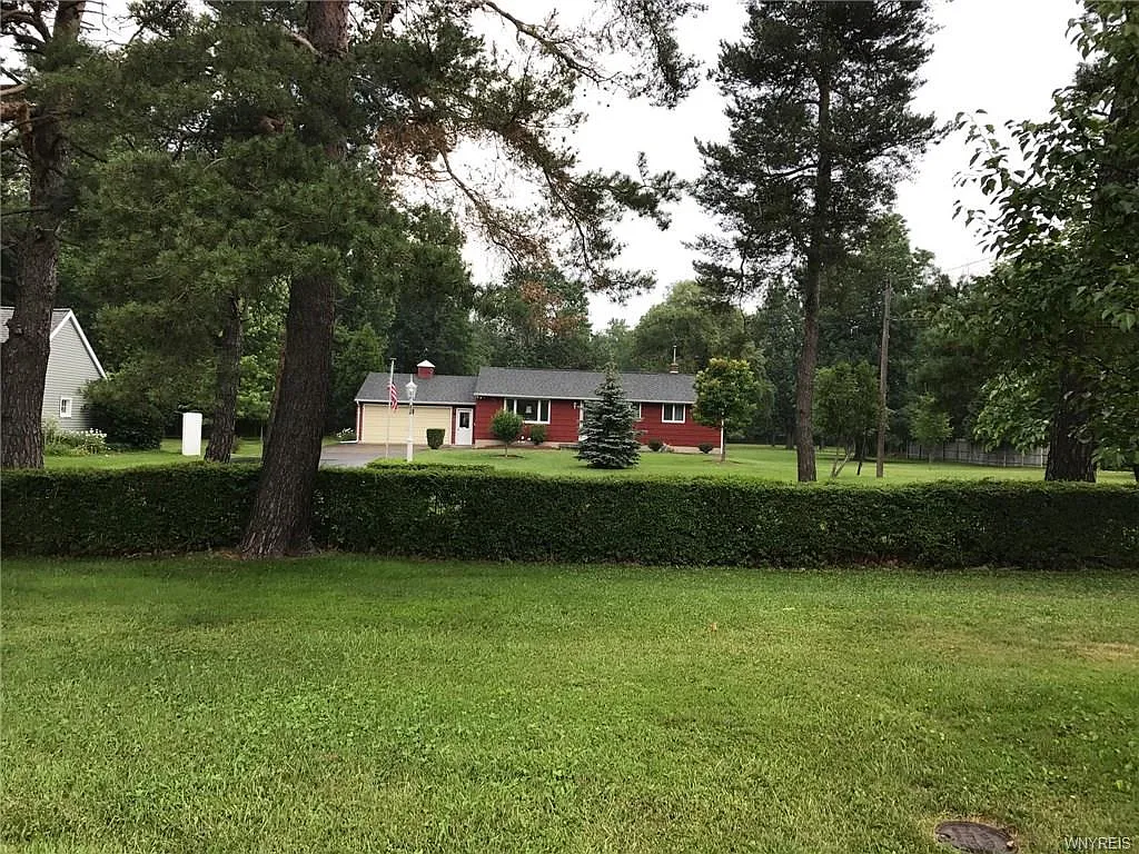 2562 N French Rd photo 1