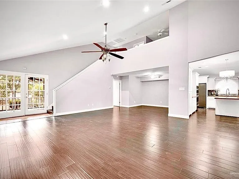 817 Cimarron Dr — Photo 3