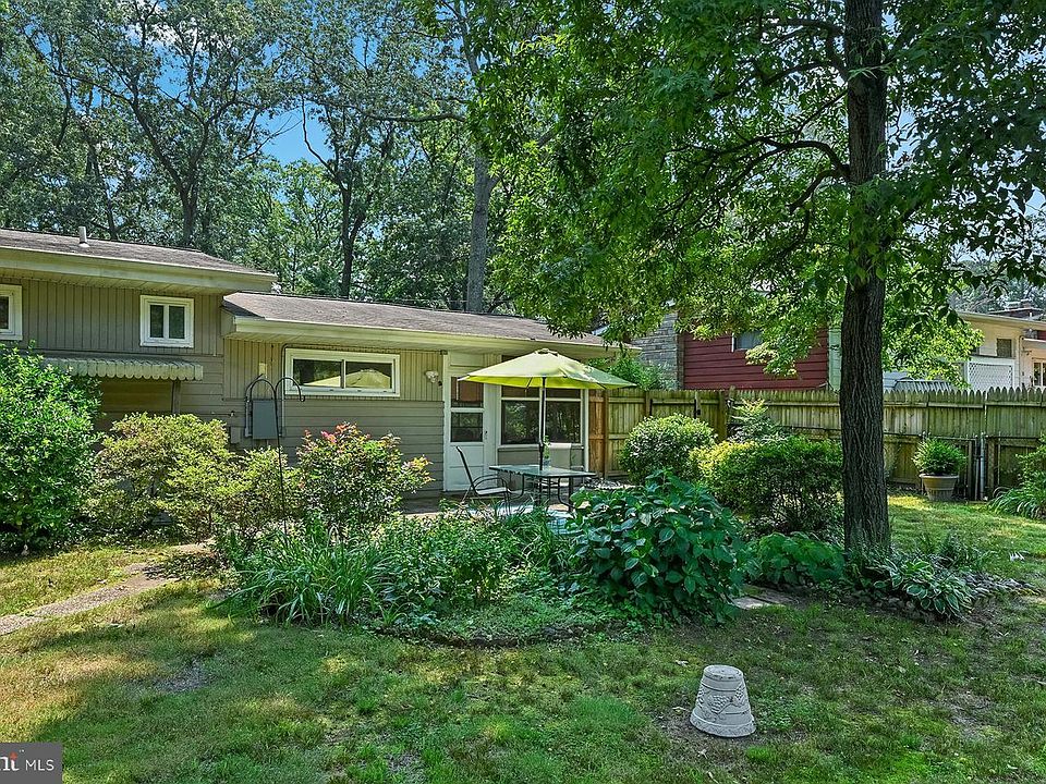 1st image of 302 Green Dr
