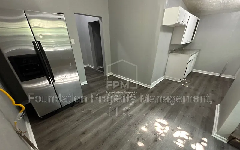 2 bed, 1.0 bath, 1100 sqft, $900 — Photo 3
