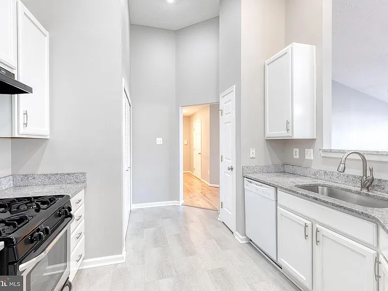 3021 Hunting Ridge Dr — Photo 7