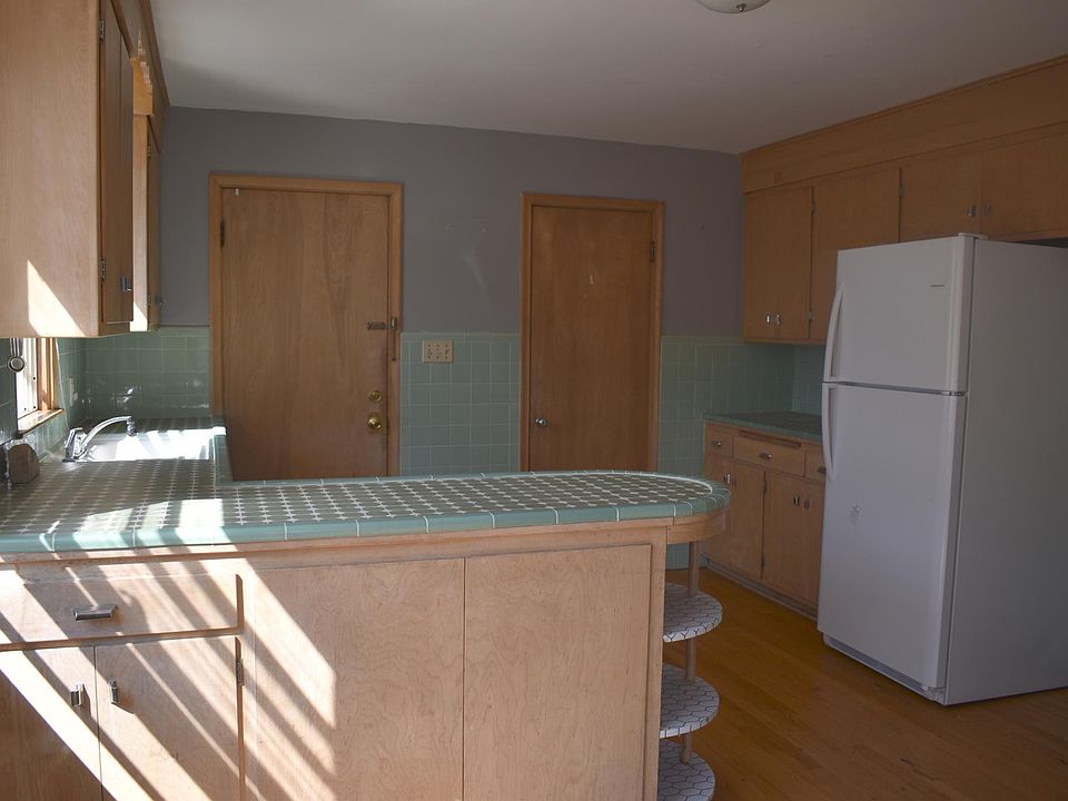 Counter space for days in this sunny kitchen!