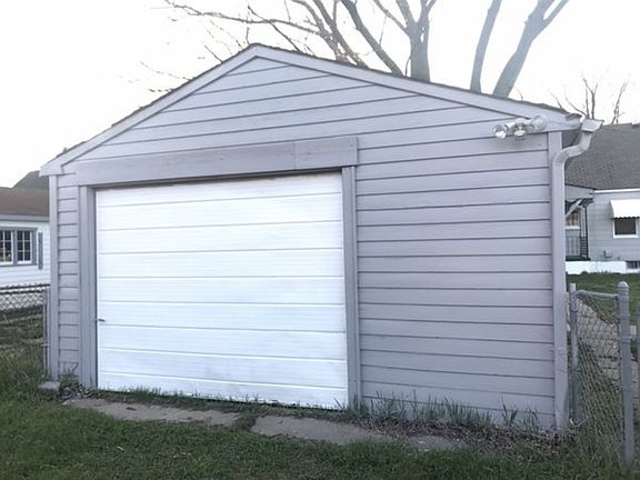 5th image of 17374 Henry St