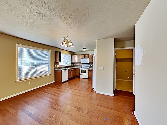 3rd image of 6072 W Duchess St