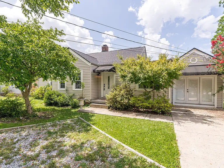 4 Orlando Dr — Photo 1