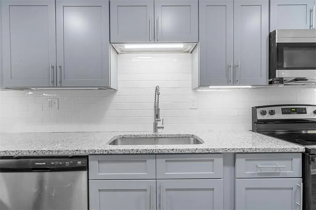 2 bed, 2.0 bath, 1500 sqft, $2,000 — Photo 3