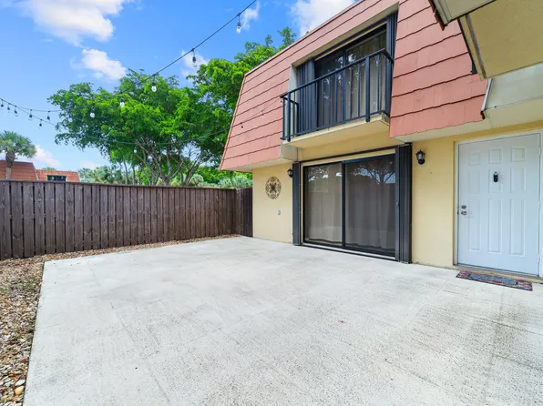 702 Buttonwood Lane, Boynton Beach, FL 33436