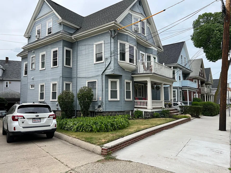 Exterior front/side/driveway