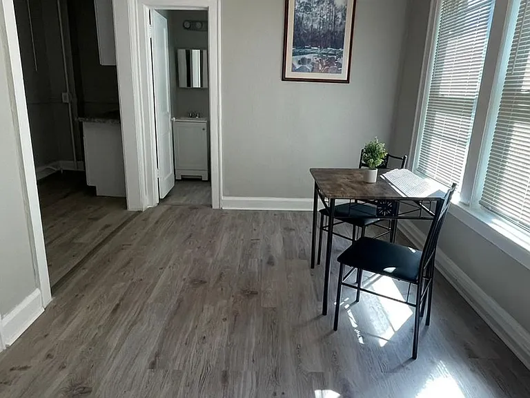 Welcome to 11118 Clifton Ave, Cleveland's premier apartment community. — Photo 8