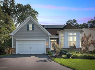 9 E Warwick Ct, Farmingdale, NJ 07727