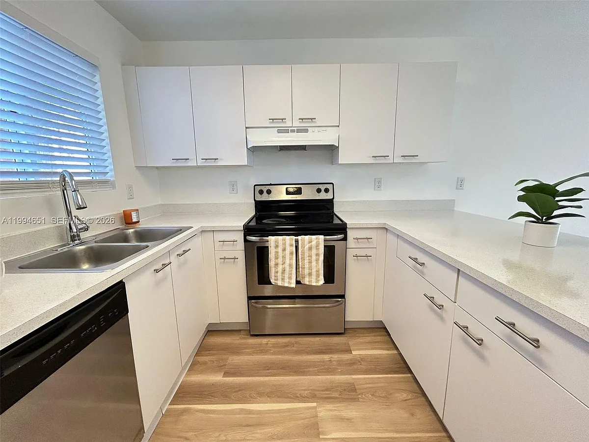 Building Photo - 6255 Kendale Lakes Cir #225