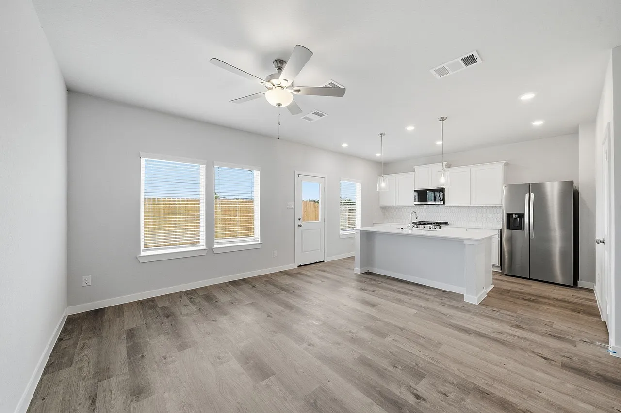 4 bed, 2.5 bath, 1731 sqft, $2,500 — Photo 4