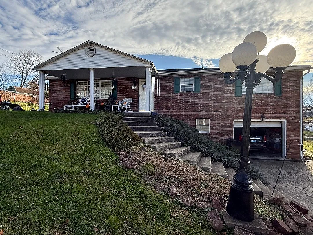 2260 Sloan St photo 1