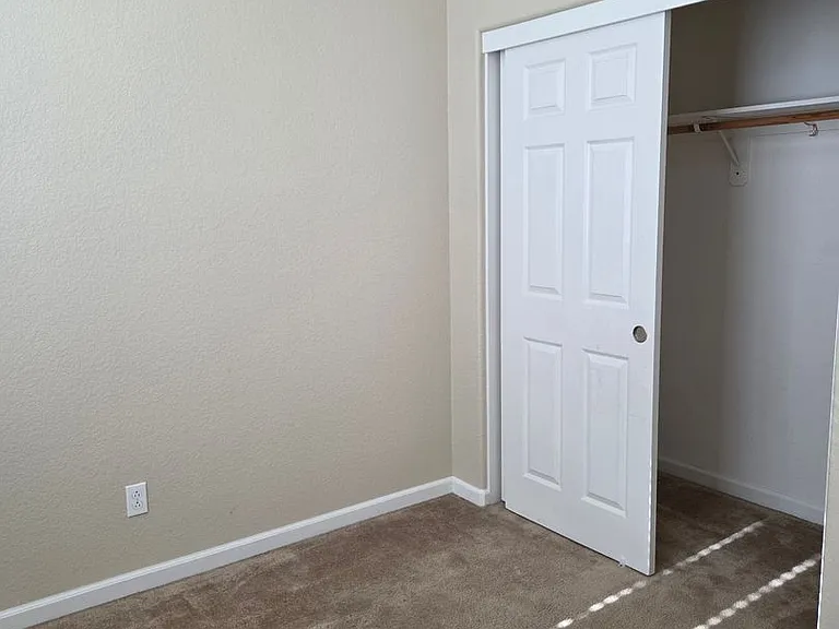 1443 Greenbrier Dr — Photo 14