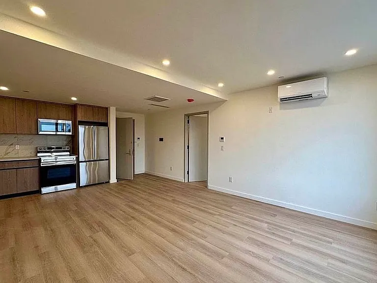 321 Franklin Ave #4D — Photo 4