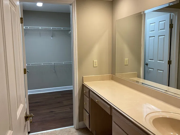 100-105 Regency Park Dr — Photo 9