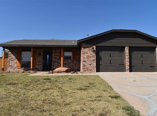 2504 NW Robinhood Dr, Lawton, OK 73505