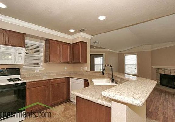 3rd image of 301 Cranberry Ln