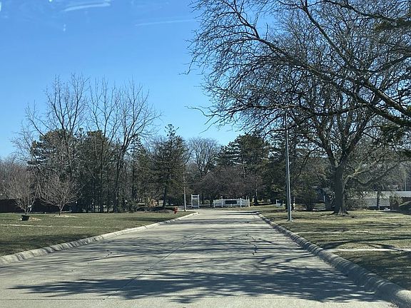 4th image of 580 E Fox Hills Dr #17