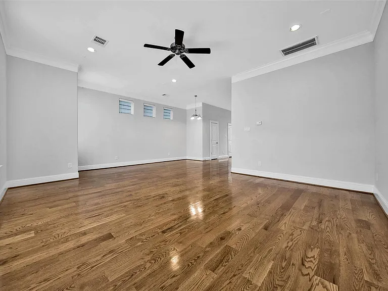 626 E 28th St — Photo 13