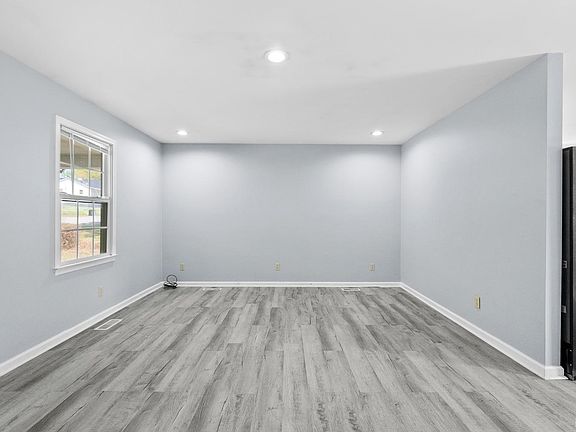 4th image of 1411 Elliott Ave