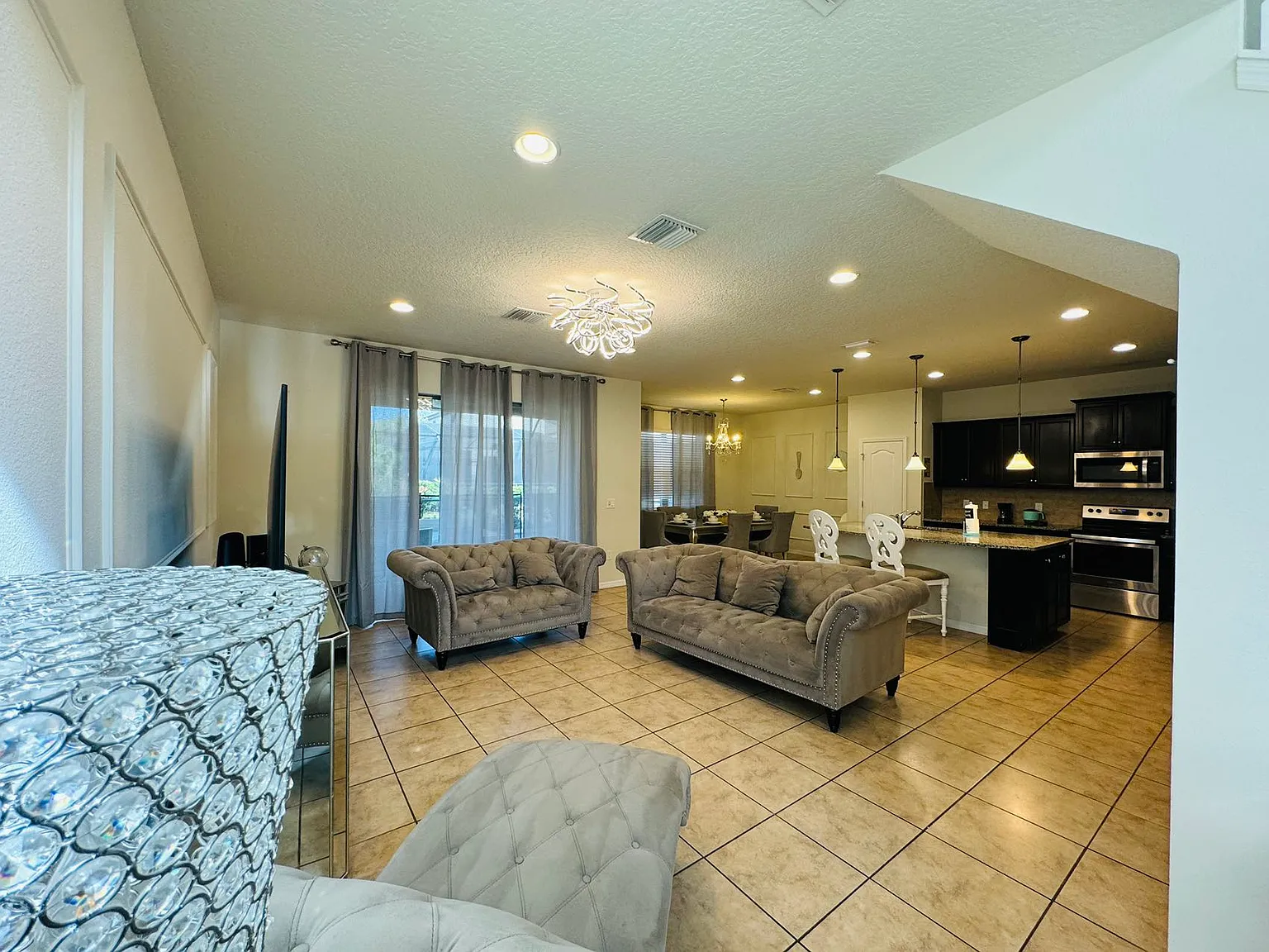 5 bed, 2792 sqft, $3,100 — Photo 3