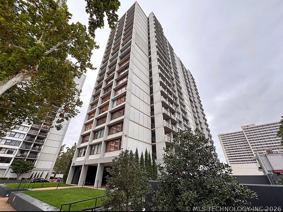 1st image of 450 W 7th St S #906