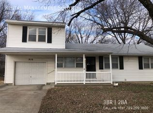 916 SW 37th St, Topeka, KS 66611