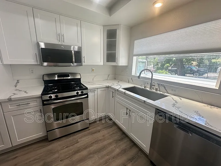 674 Warwick Ave — Photo 12