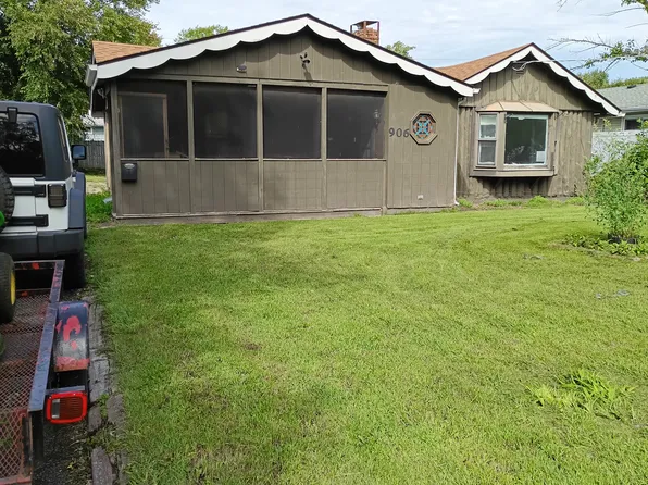 906 21st St, Zion, IL 60099