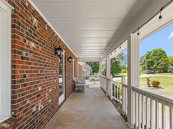 5th image of 1244 Lawndale Rd