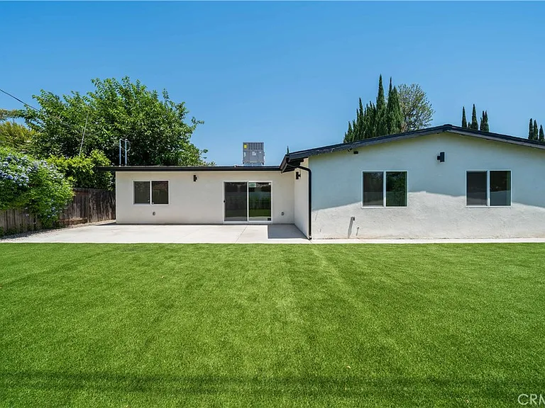 22928 Leadwell St — Photo 30