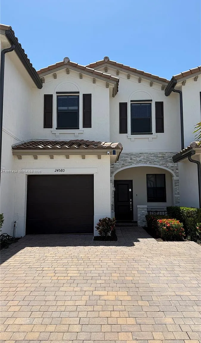 Silver Palm Residential H — Photo 1