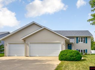 216 Inverness Dr, Mankato, MN 56001