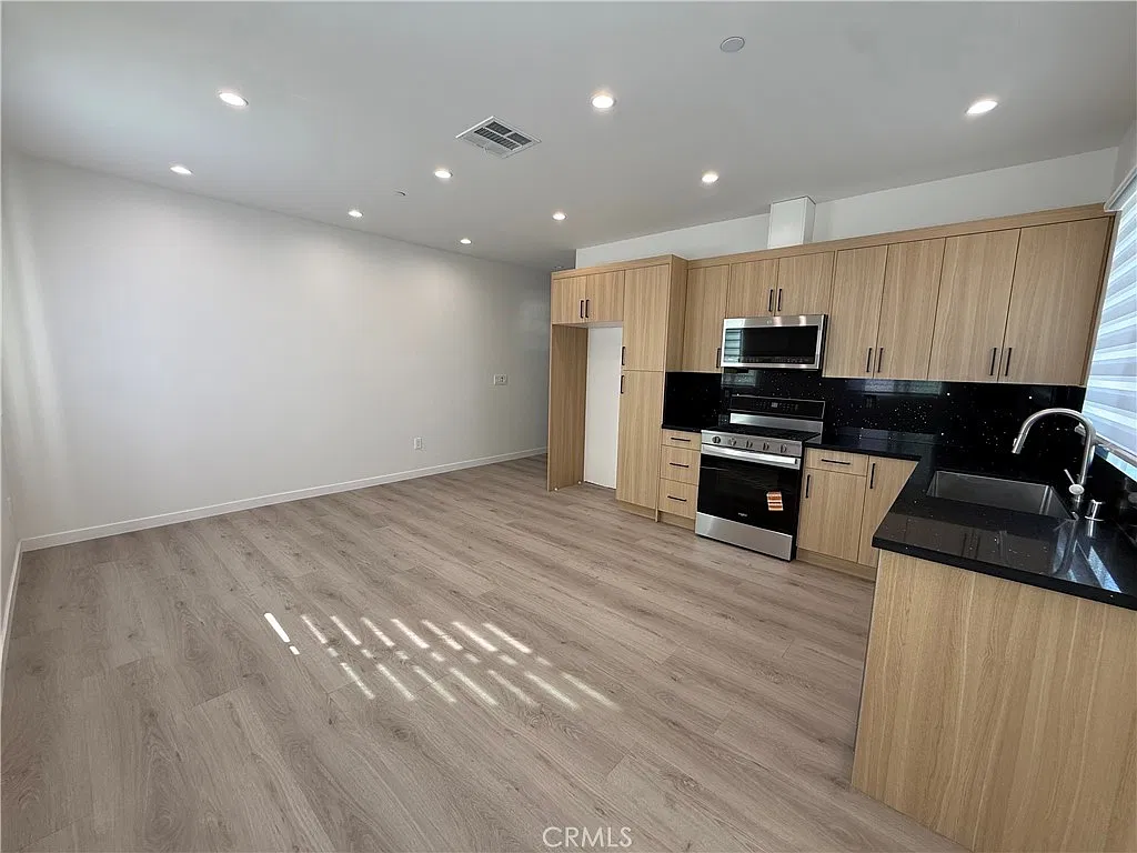 2 bed, 800 sqft, $2,800 — Photo 2