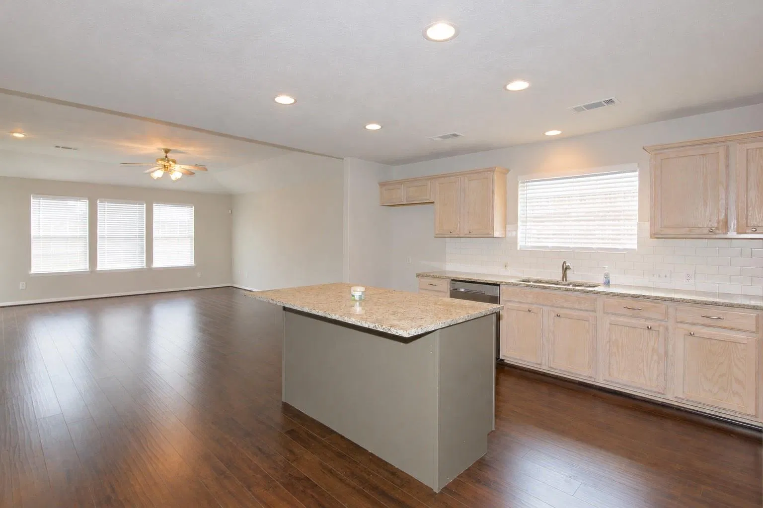 3 bed, 2.0 bath, 1708 sqft, $2,100 — Photo 3